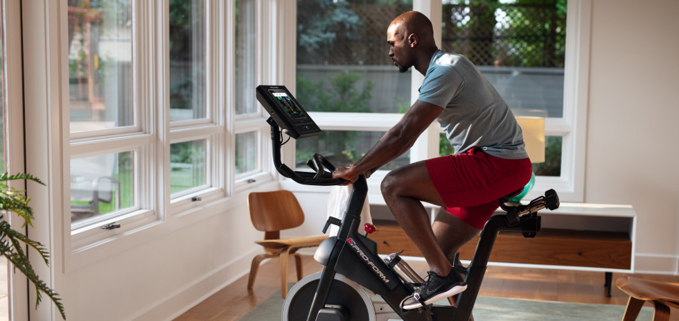 riding an exercise bike to lose weight